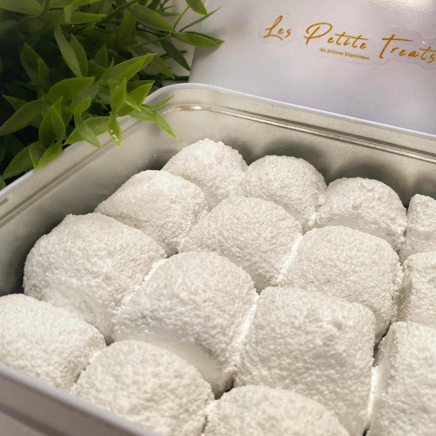 ALMOND DELIS SNOWBITES